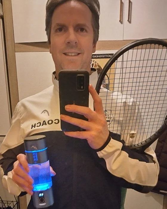 James Mottershead, Tennistrainer, mit seiner Nord Hydrogen Bottle und seinem Schläger