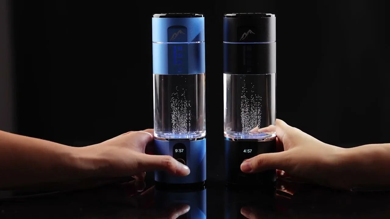 Zwei Nord Hydrogen Bottles, blau und schwarz, die Wasserstoff erzeugen