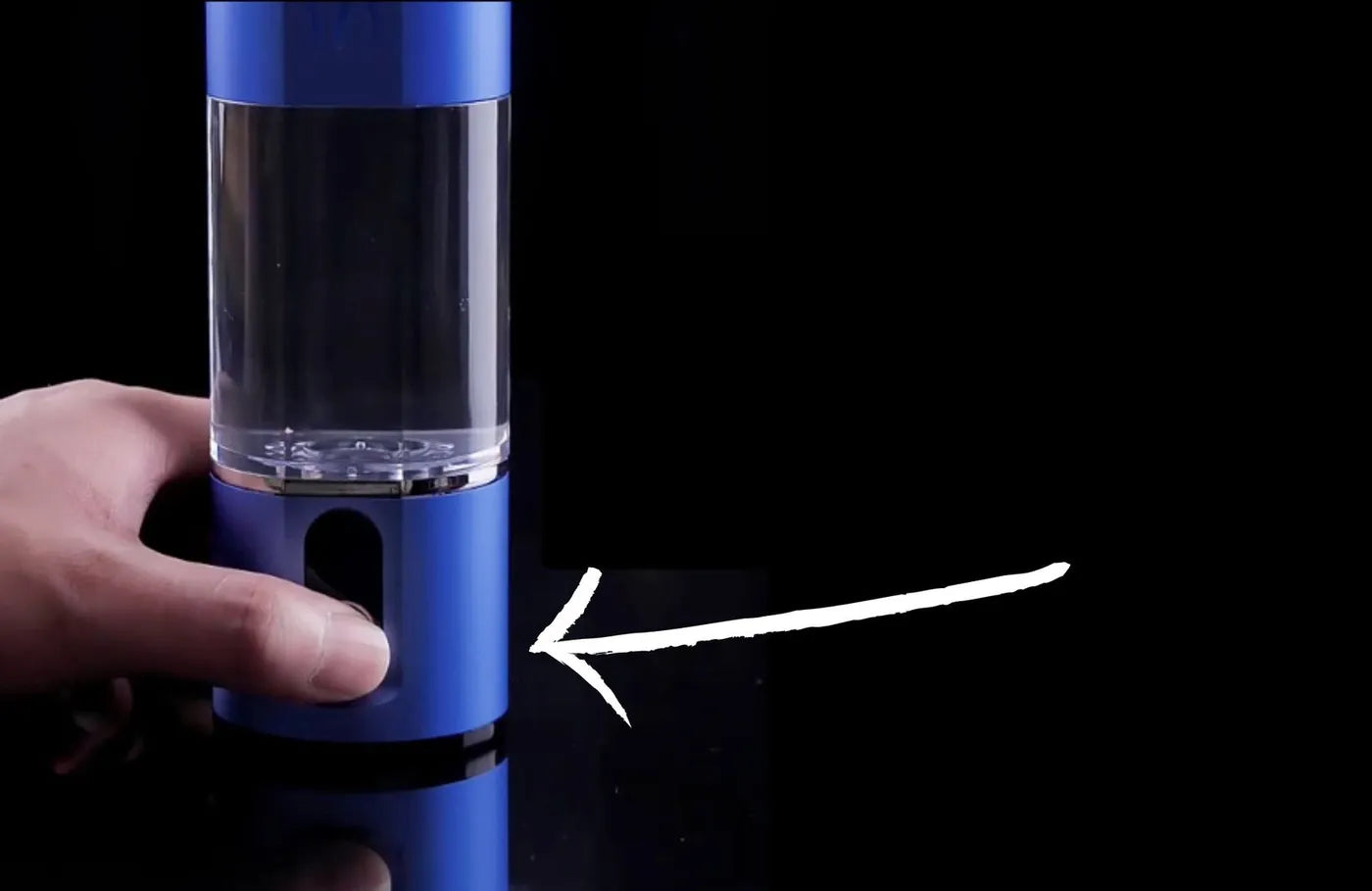 Ein Finger drückt den Knopf am Flaschenboden