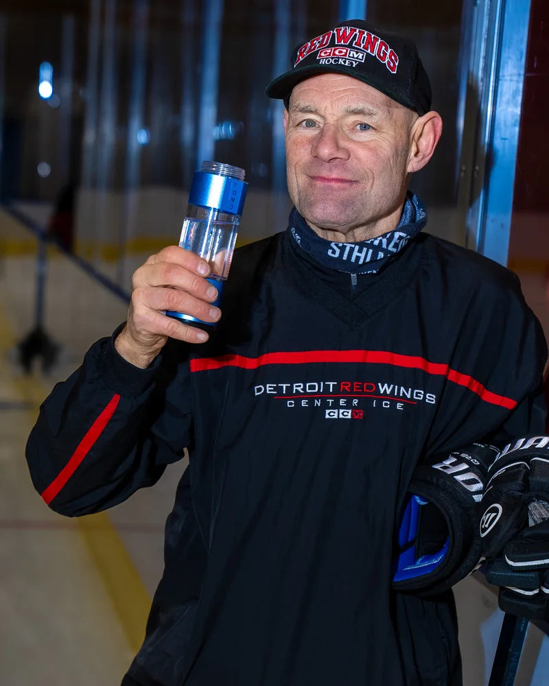 Thomas Storm trinkt in der Eishalle aus seiner Nord Hydrogen Bottle